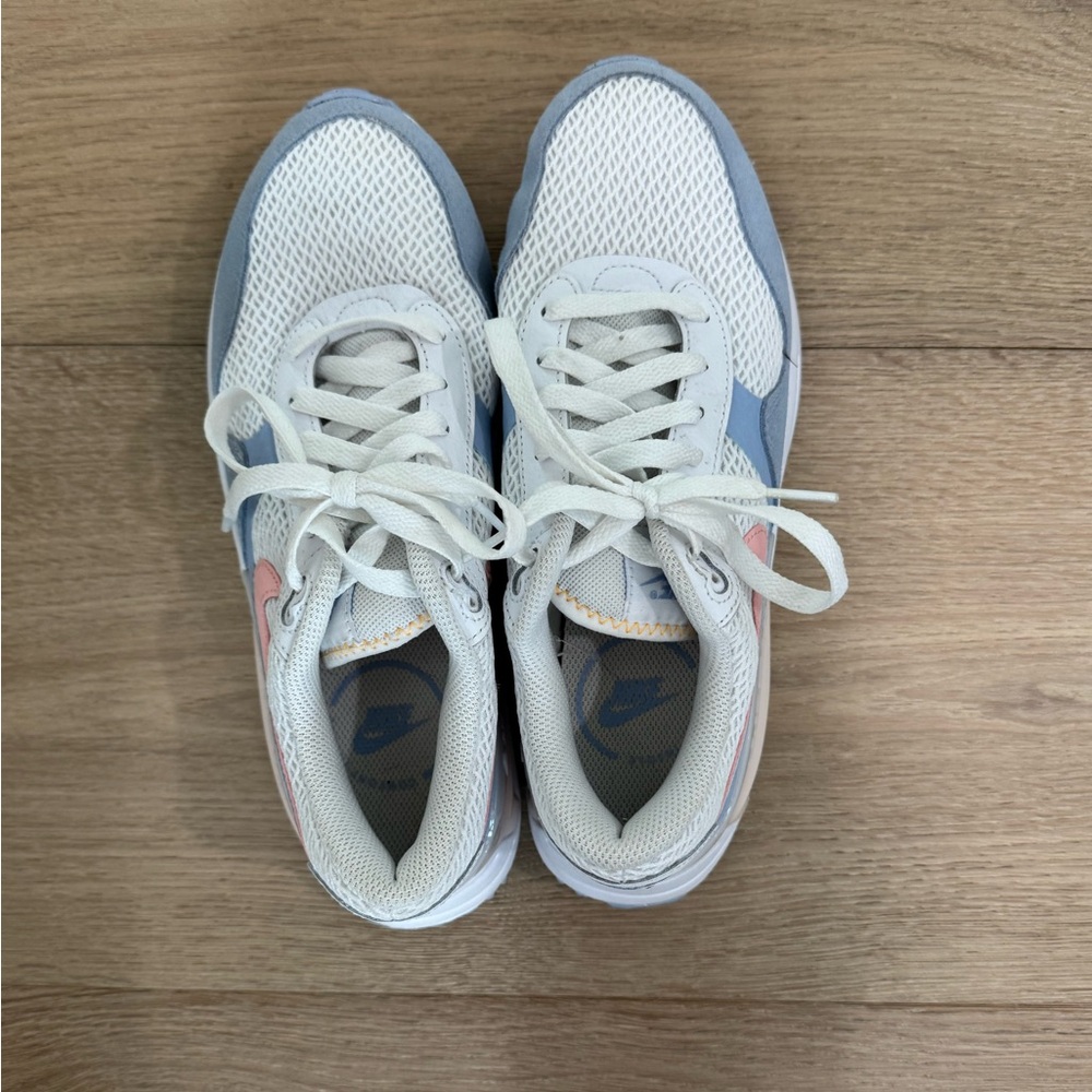 Ladies Nike Air Max size 8. Like new. Only worn a couple of times